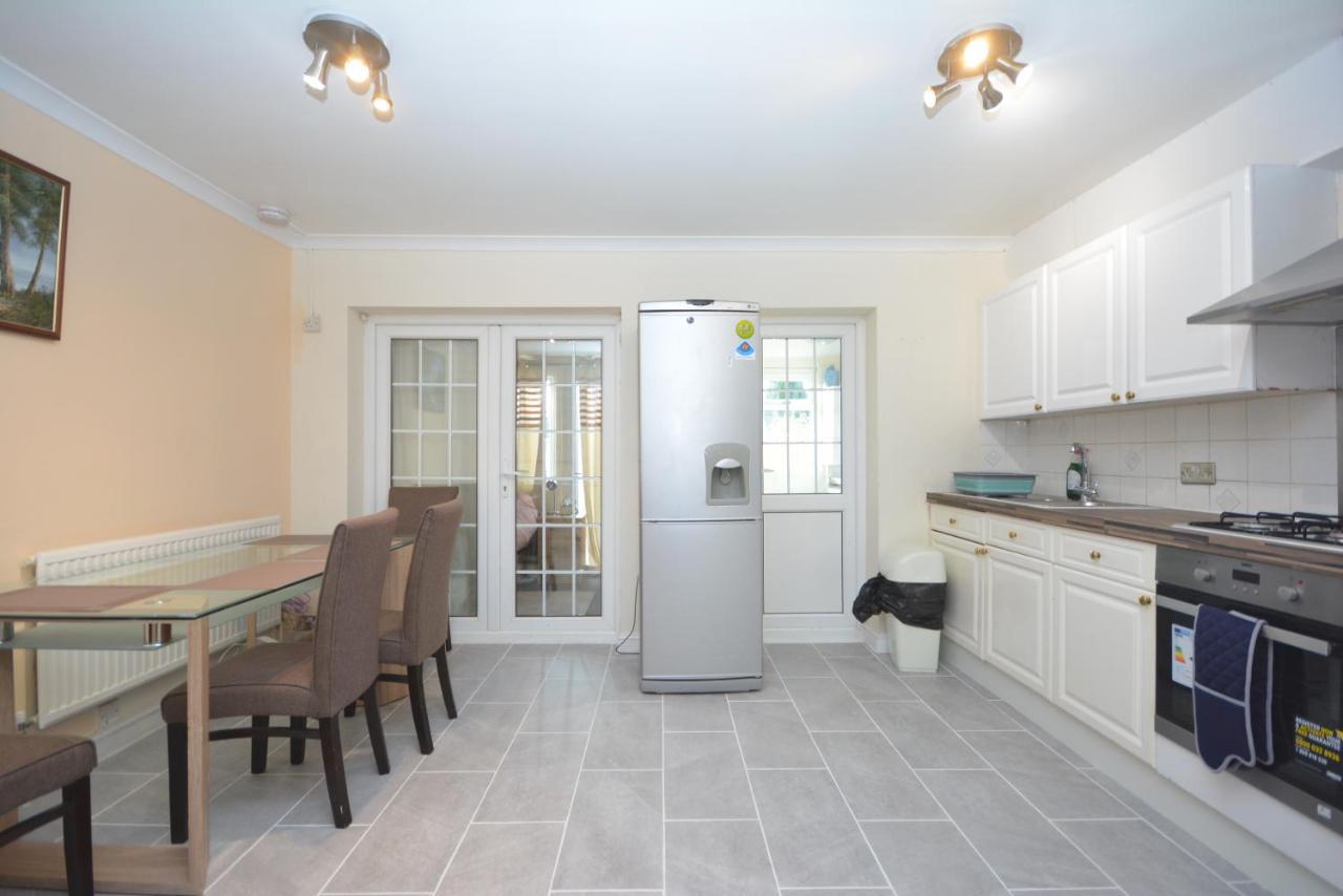 London Luxury 5 Bedroom House 2 Min Walk To The Tube Station Дагенъм Екстериор снимка