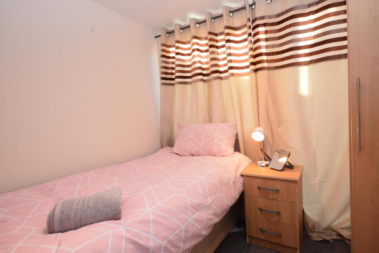 London Luxury 5 Bedroom House 2 Min Walk To The Tube Station Дагенъм Екстериор снимка